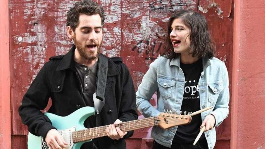 Carlos Tajes y Silvia Andrade, componentes de Escuchando Elefantes. // Víctor Echave