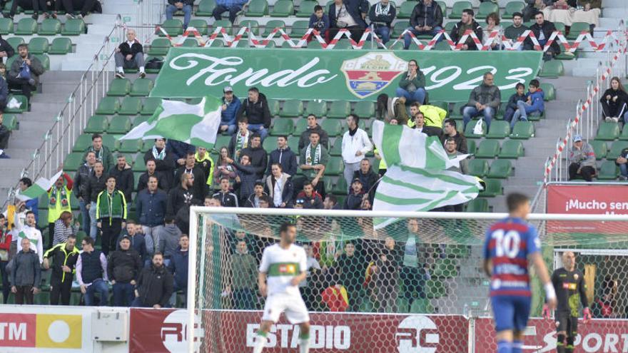 Seguidores del Elche durante el partido ante el Llagostera