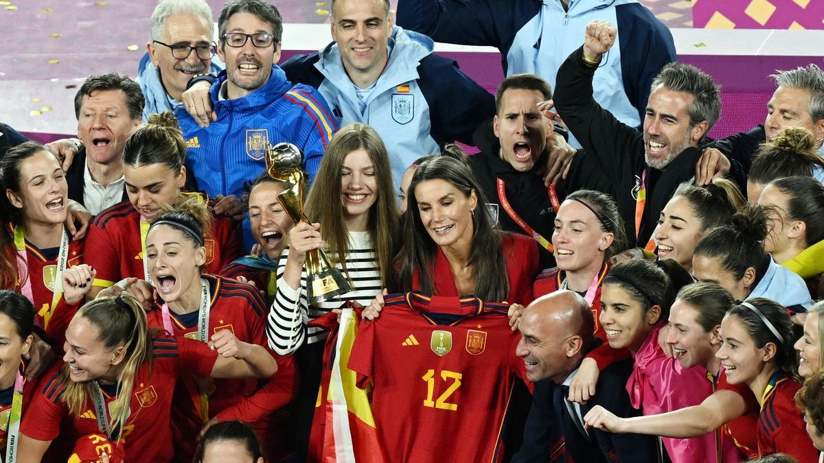 La reina Letizia acompañada por su hija, la infanta Sofía, junto al presidente de la Federación Española de Fútbol, celebran el triunfo con las campeonas del mundo