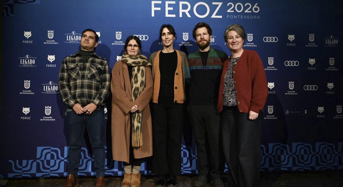 Eva Libertad y Álvaro Cervantes, centro, ayer en el Teatro Principal de Pontevedra.
