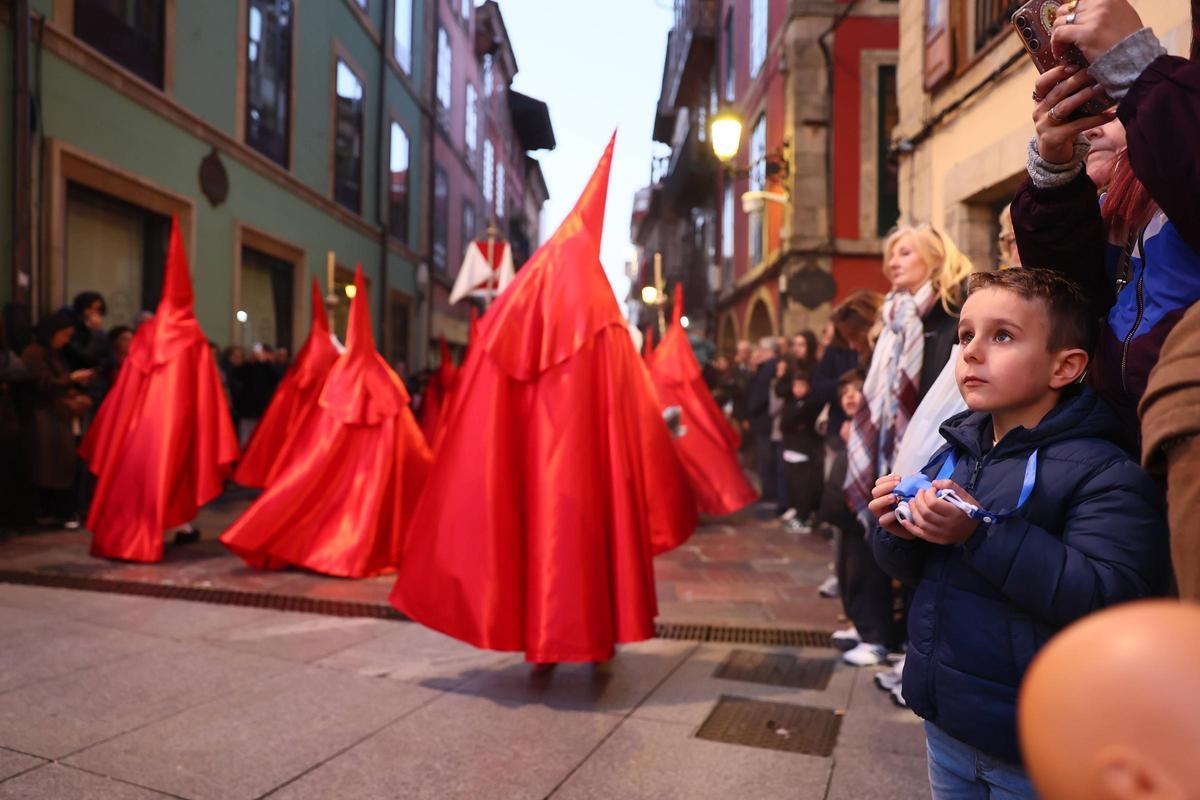 EN IMÁGENES: La multitudinaria prcesión de San Pedro en Avilés