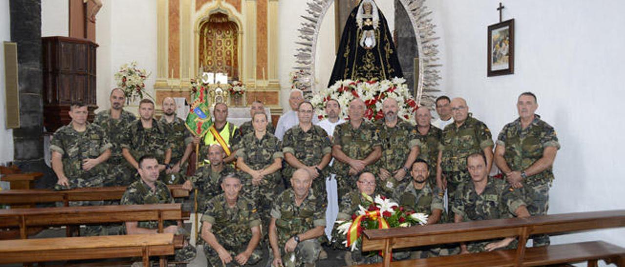 Los militares posan con los párrocos de Yaiza y Tinajo y el vicario junto a la Virgen de los Dolores en Mancha Blanca.