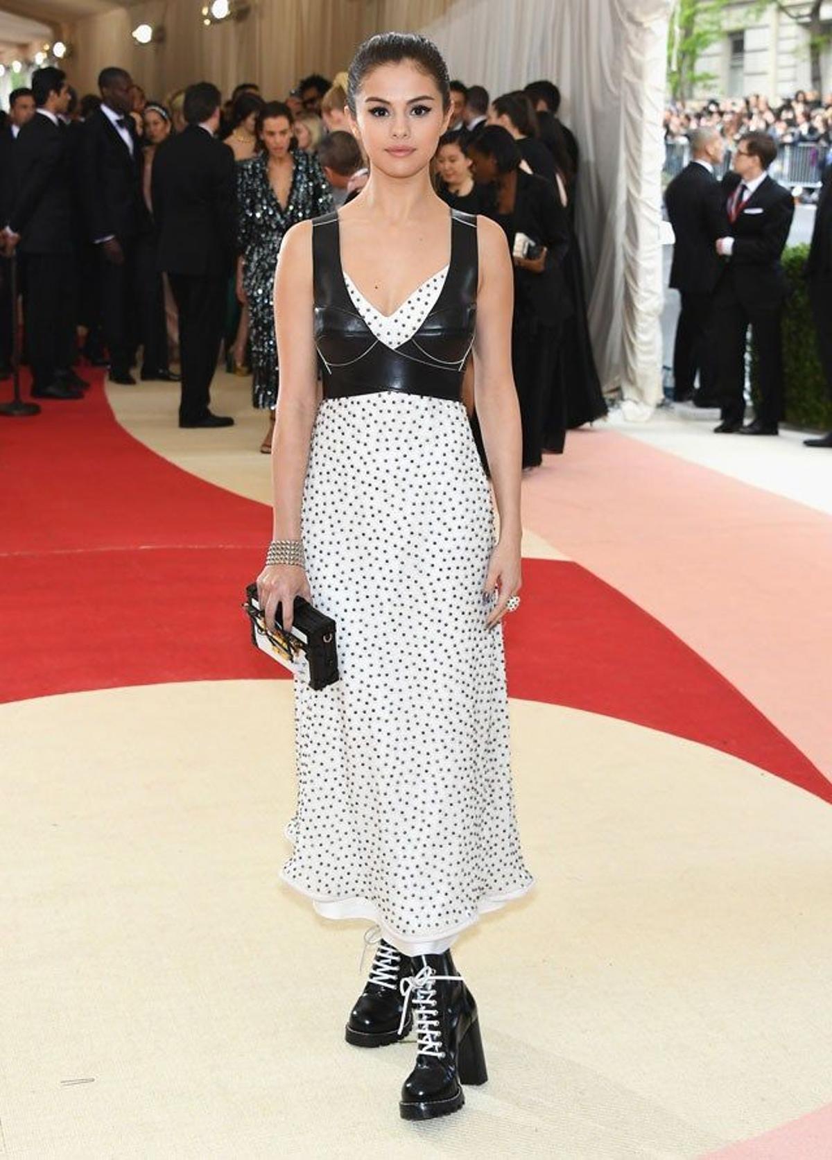 Selena Gomez, de Louis Vuitton, en la alfombra roja de la gala Met 2016.