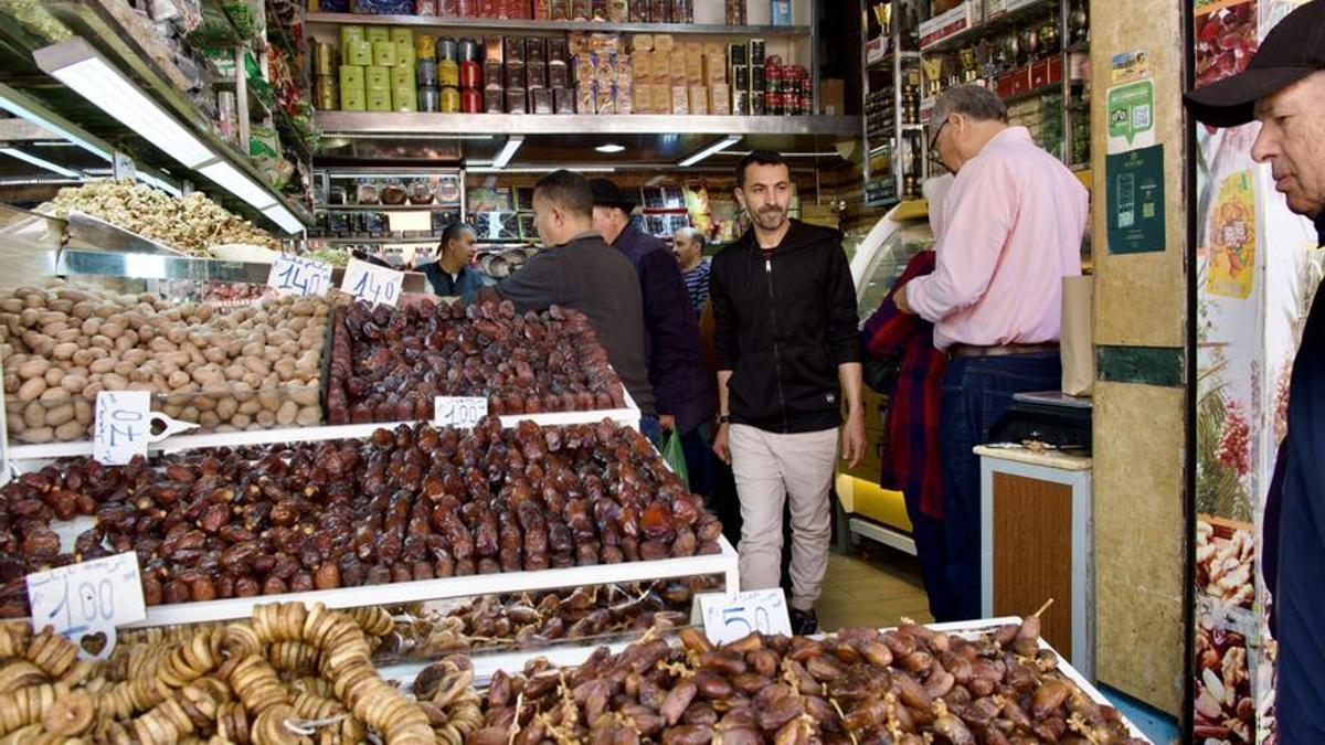 Un puesto de dátiles en la Medina de Rabat, durante los preparativos para el ramadán.