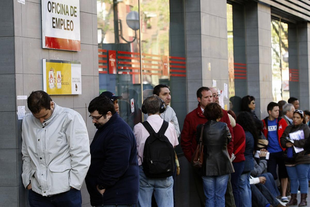 Cues en una oficina de l’atur, a Madrid.