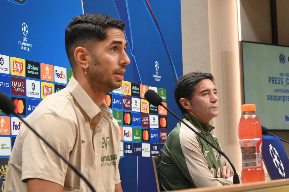 Ayoze Pérez (i), junto a Marcelino (d) en el Estadio de la Cerámica.
