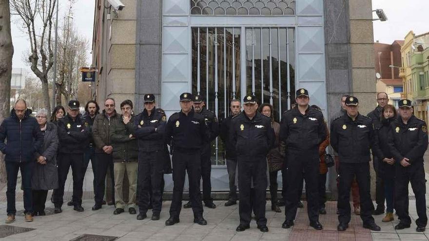 Los agentes de la Policía Nacional de Zamora se concentran frente al horror