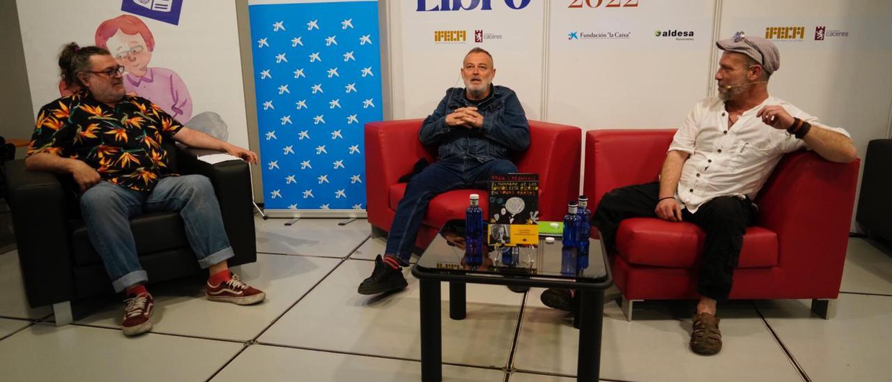 Pablo Carbonell entabló un diálogo con Alonso Torres y Jorge Galán, y cerró el certamen charlando con el público de la Feria del Libro de Cáceres.