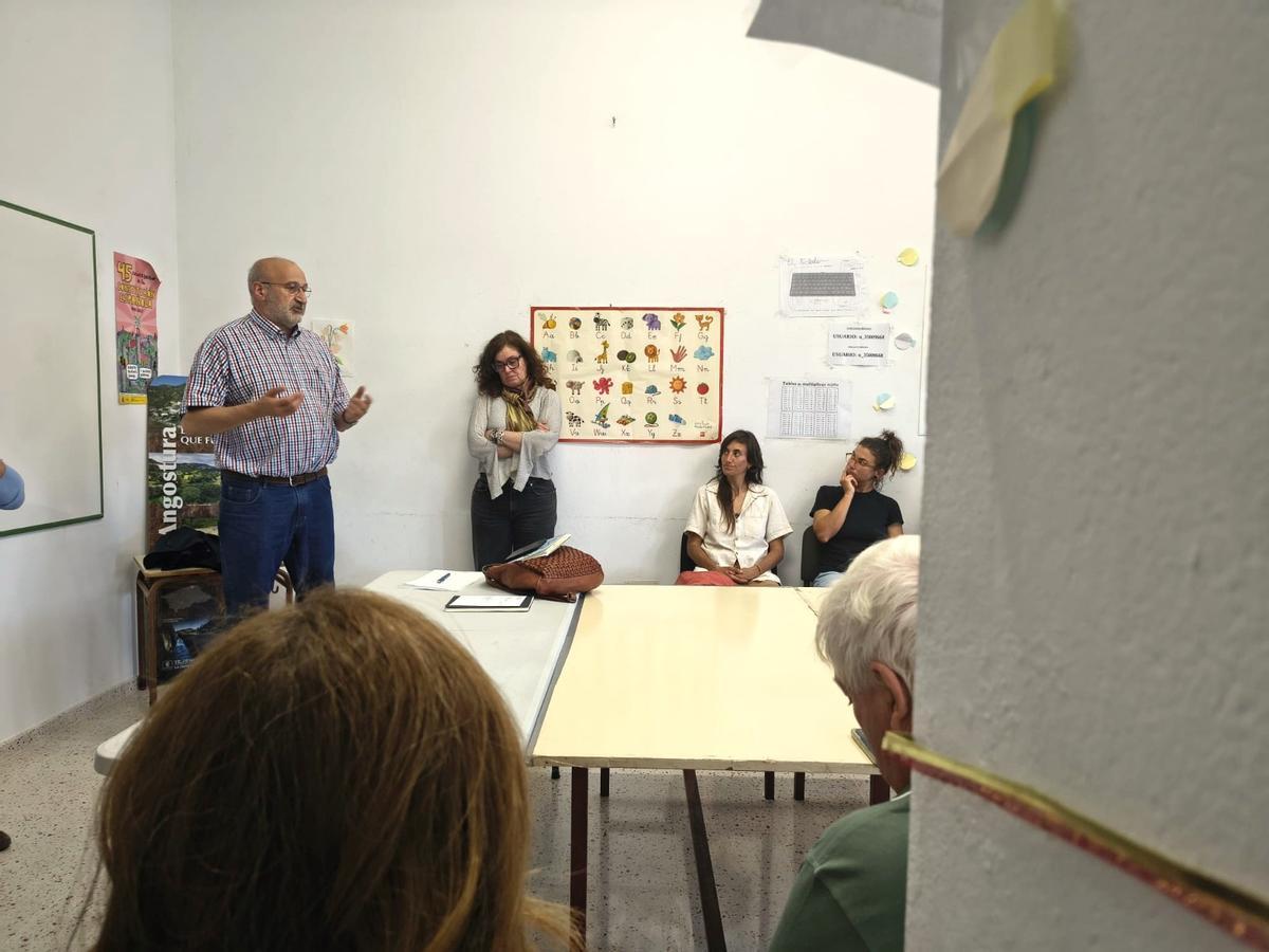 El alcalde de Santa Brígida, José Armengol, reunido con los vecinos.