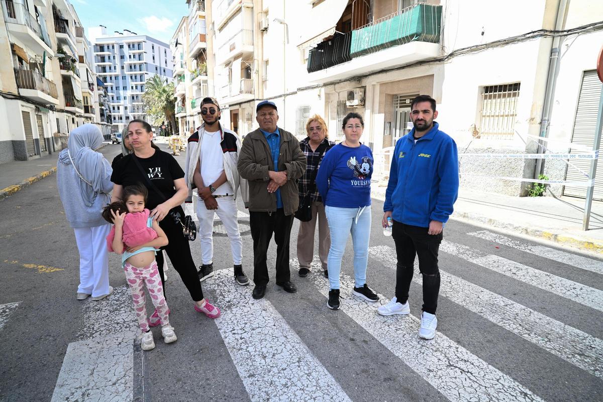 Vecinos de San Antón, concentrados en el barrio sin nada que poder hacer