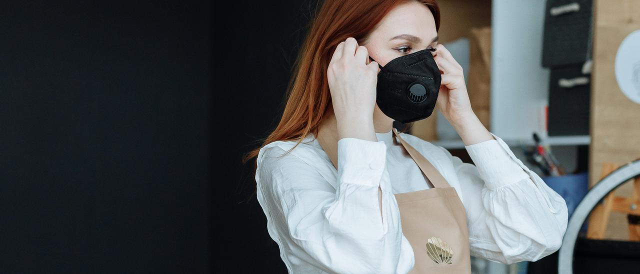 Imagen de una mujer con mascarilla.