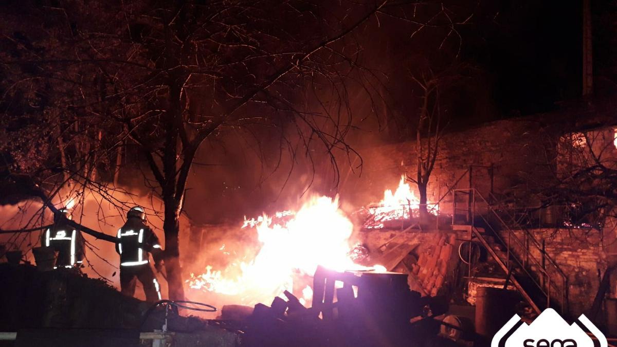 Los bomberos, trabajando en el lugar.