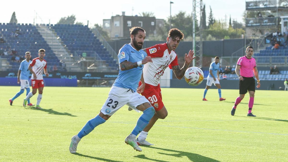 Cifu disputa un balón durante el partido.