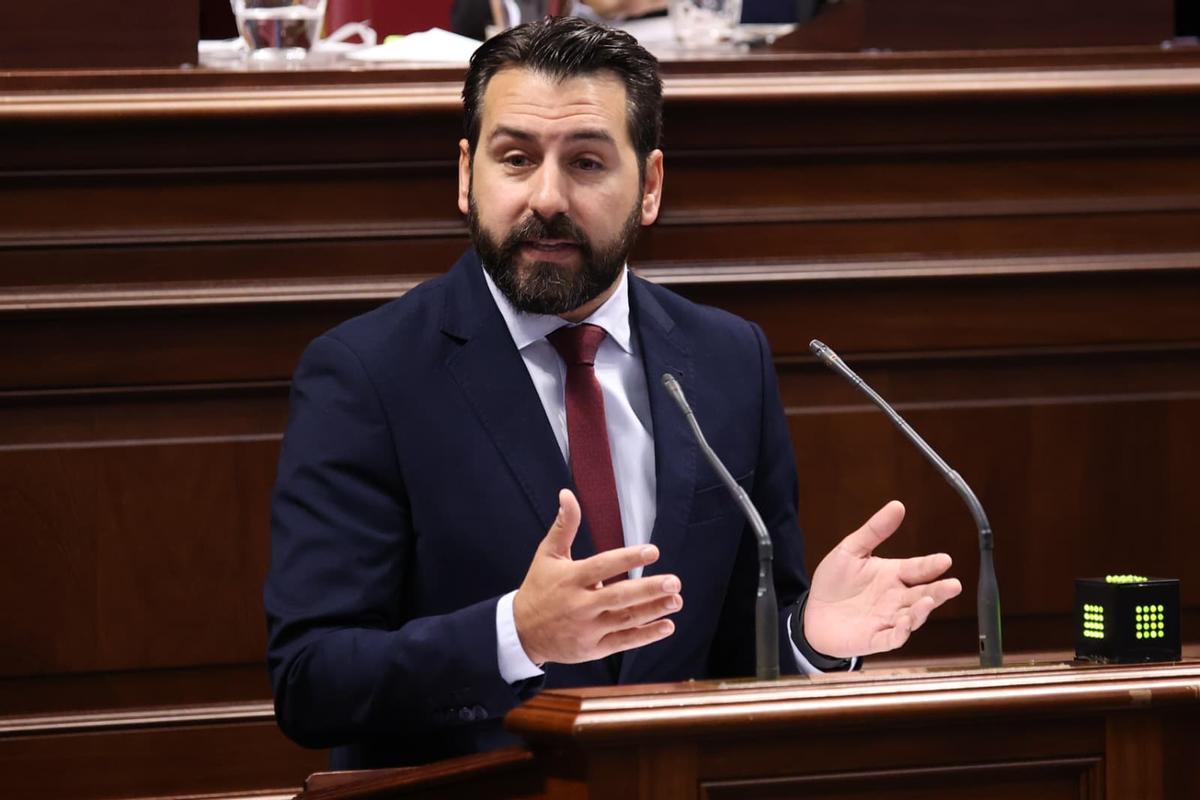 El diputado socialista Manuel hernández Cerezo durante una de sus intervenciones en el Parlamento.
