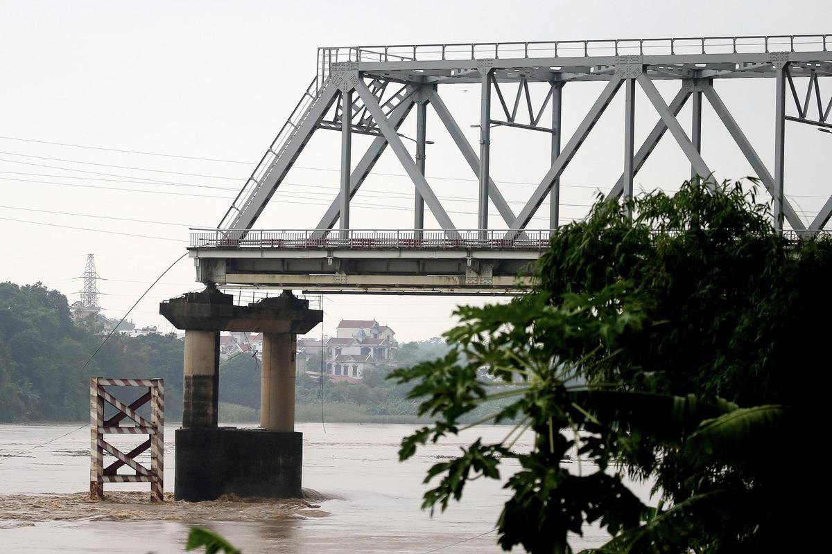 Un puente se desploma en Vietnam y deja al menos 13 desaparecidos