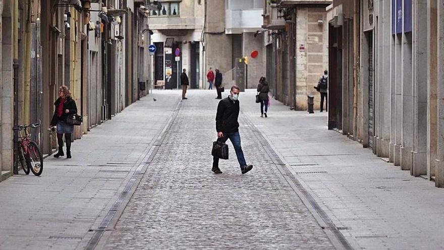 El carrer Nou de Girona, amb els negocis tancats per la pandèmia.