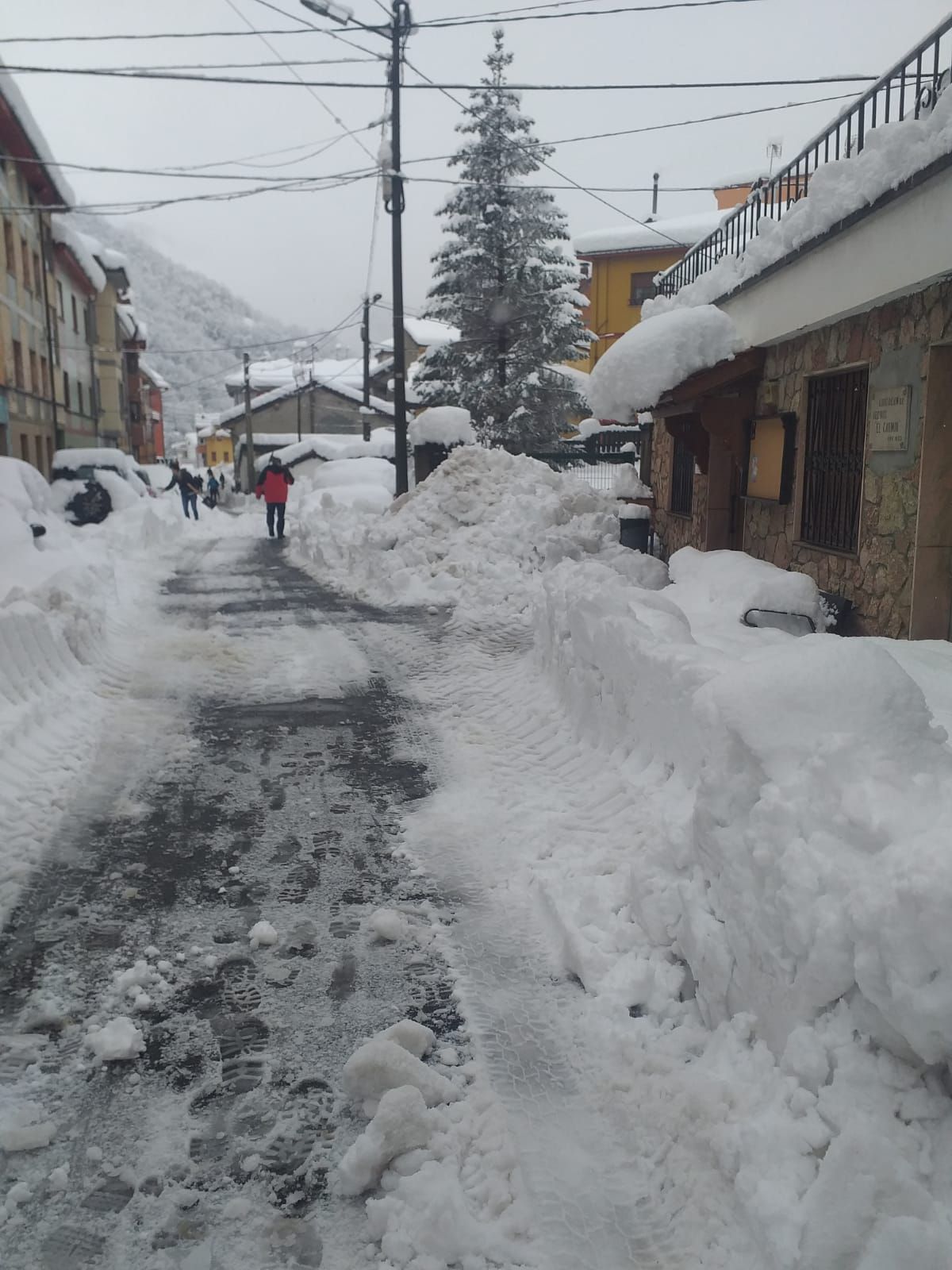 Más de dos metros de nieve: así se enfrentan los vecinos de Aller al temporal