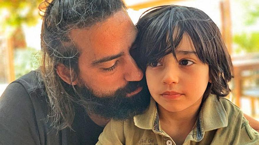 Isaac González, con su hijo Mati, de cinco años.   | // FDV