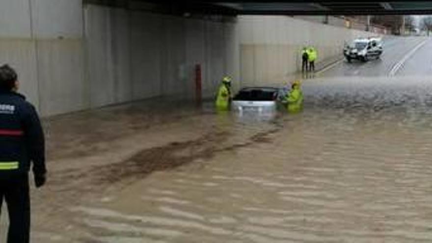 Los bomberos retiran un lona del Tinglado del puerto de València.