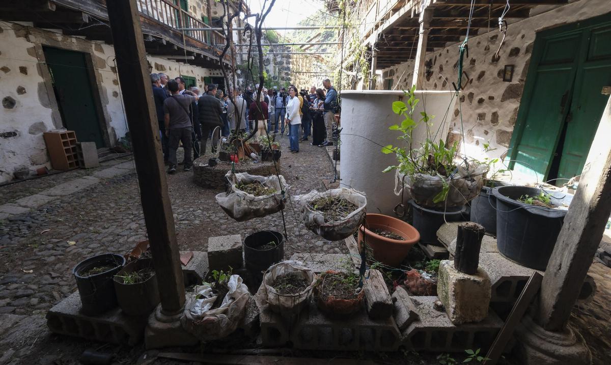 Ángel Víctor Torres visita el Cuartel de Colmenar, recientemente adquirido en Valsequillo