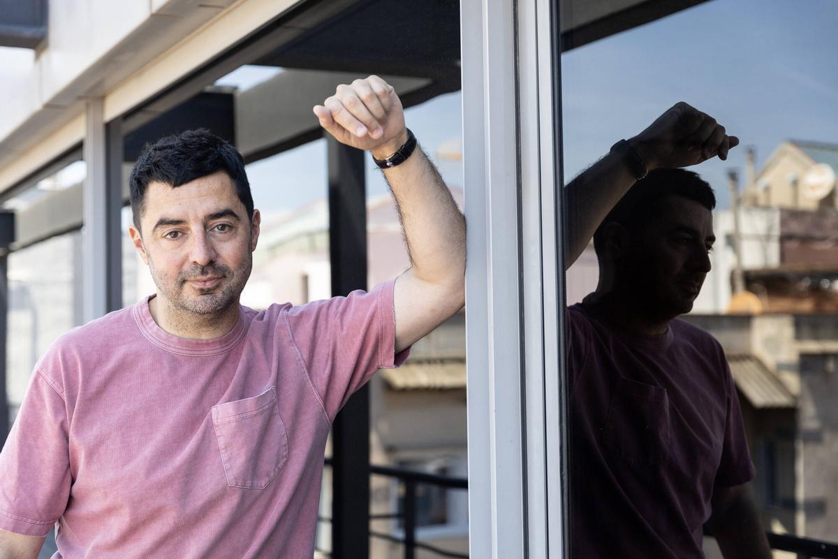 Daniel Verdú, autor de 'La bola', fotografiado en las oficinas de Penguin Random House en Barcelona