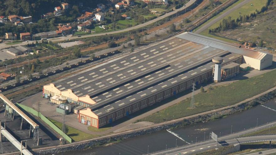 Imagen aérea de Mieres Tubos, entre la autovía y las vías del tren. | FIRMA