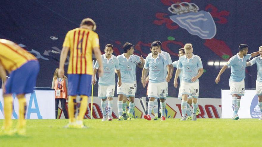 Los jugadores del Celta regresan a su campo tras celebrar el cuarto tanto de la noche, obra de John Guidetti. // Ricardo Grobas