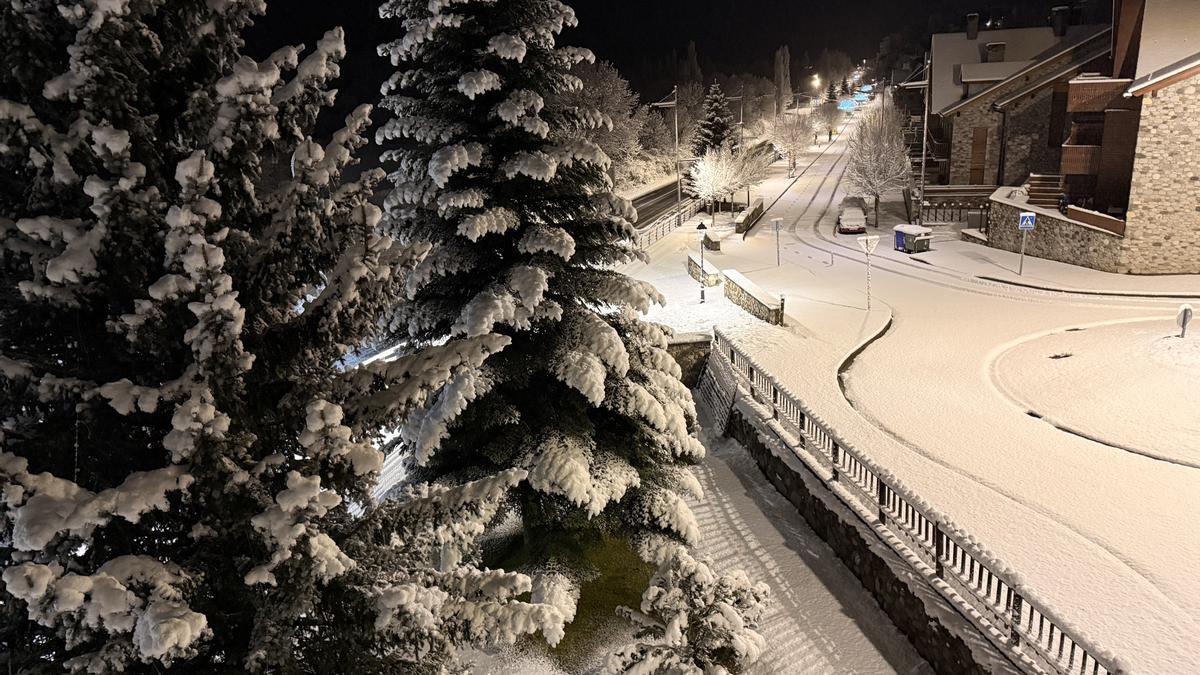 Benasque completamente nevado este lunes