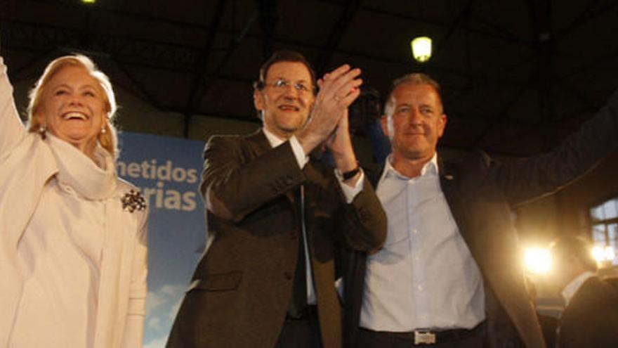 El presidente del Gobierno, Mariano Rajoy (c), la candidata del PP a la presidencia del Principado de Asturias, Mercedes Fernández, y el alcalde de Villaviciosa, José Manuel Felgueres (d), saludan hoy a los congregados en el mitin electoral que se celebra en Villaviciosa, en el que el presidente del Ejecutivo ha declarado que el PSOE no está en condiciones de dar lecciones de nada a ningún partido y a ningún ciudadano &quot;hasta que no se regenere&quot;.