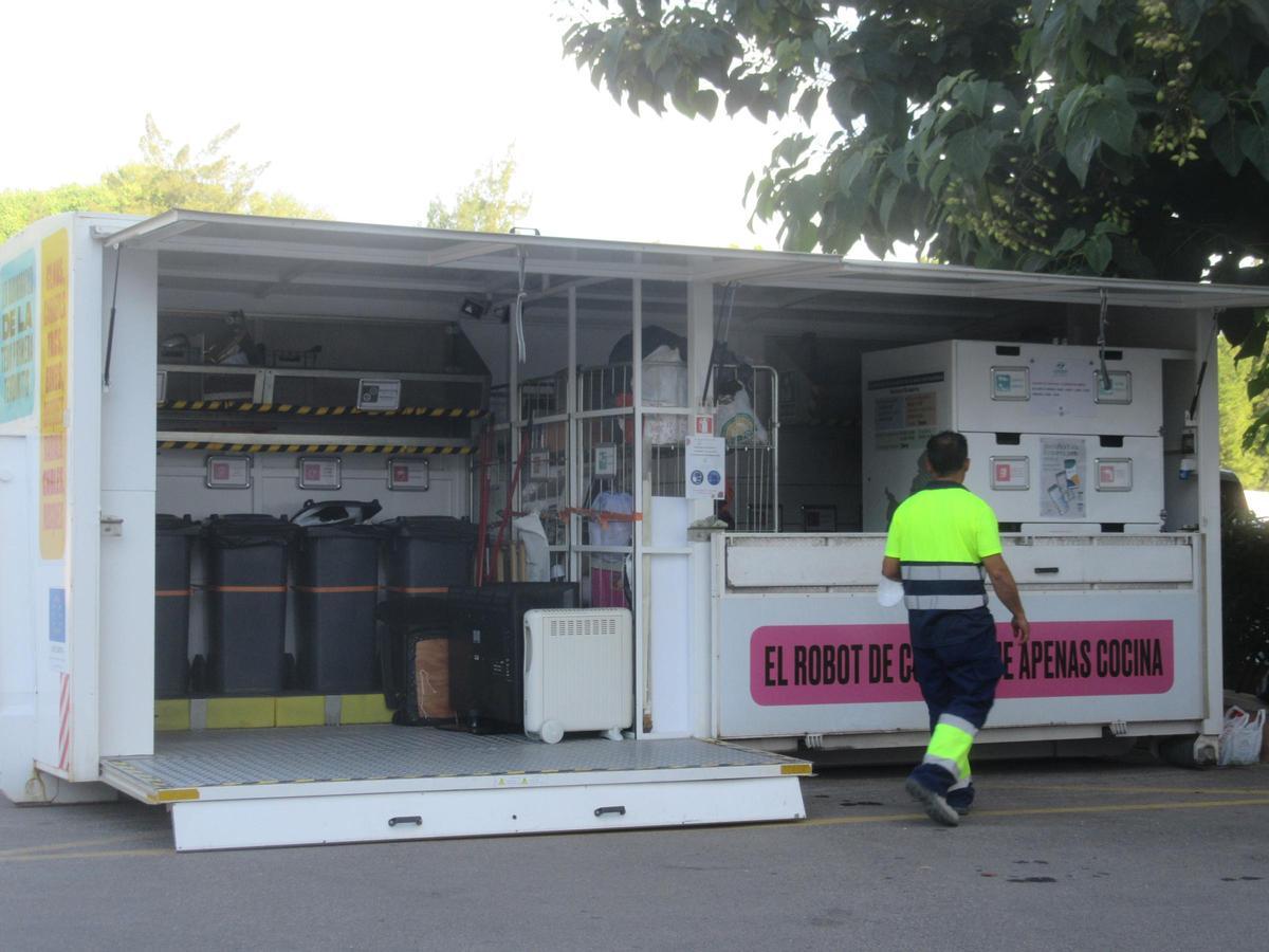 El ecoparque móvil metropolitano en su emplazamiento de Burjassot.