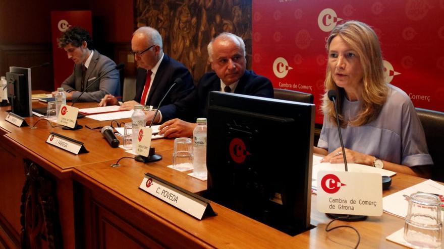 L&#039;economista i autora de l&#039;estudi Carme Poveda, amb el president de la Cambra de Comerç de Girona, Jaume Fàbrega