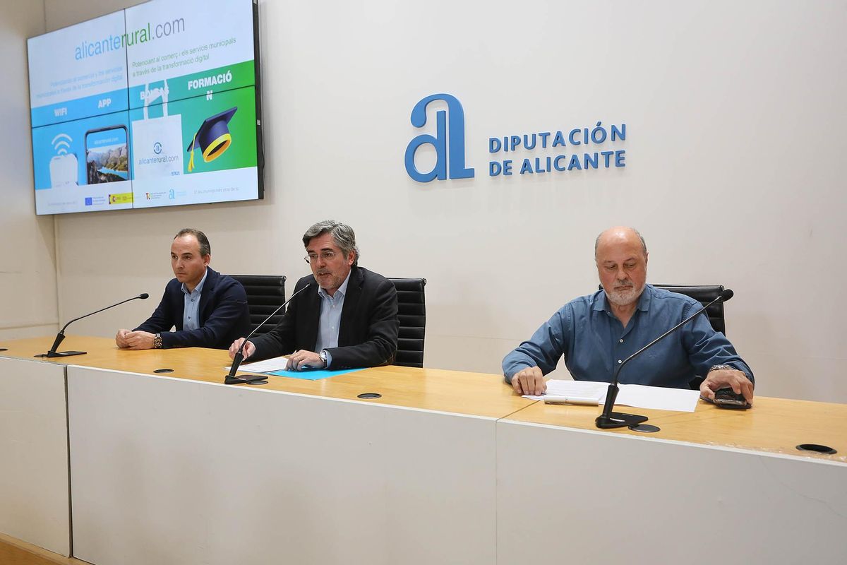Los diputados Francisco Cano y Carlos Pastor junto al director de Fomento, Ángel Navarro.
