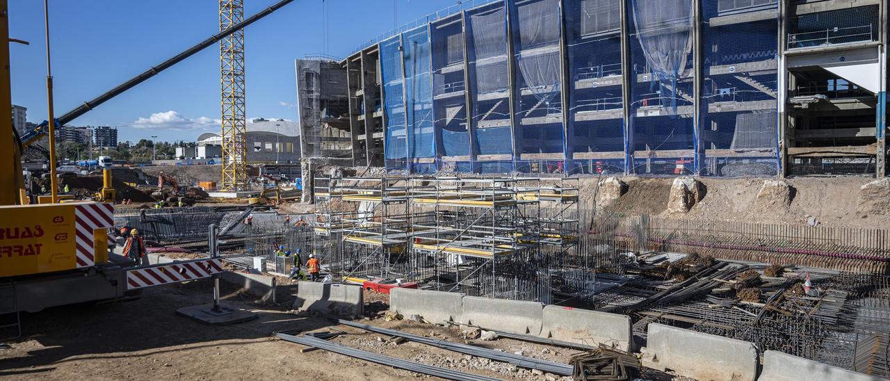 Obras de reconstrucción del Camp Nou, en Barcelona.