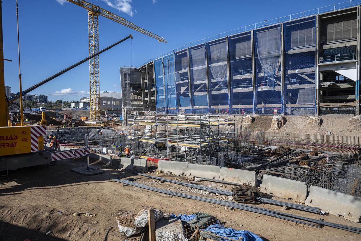 Obras de reconstrucción del Camp Nou, en Barcelona.