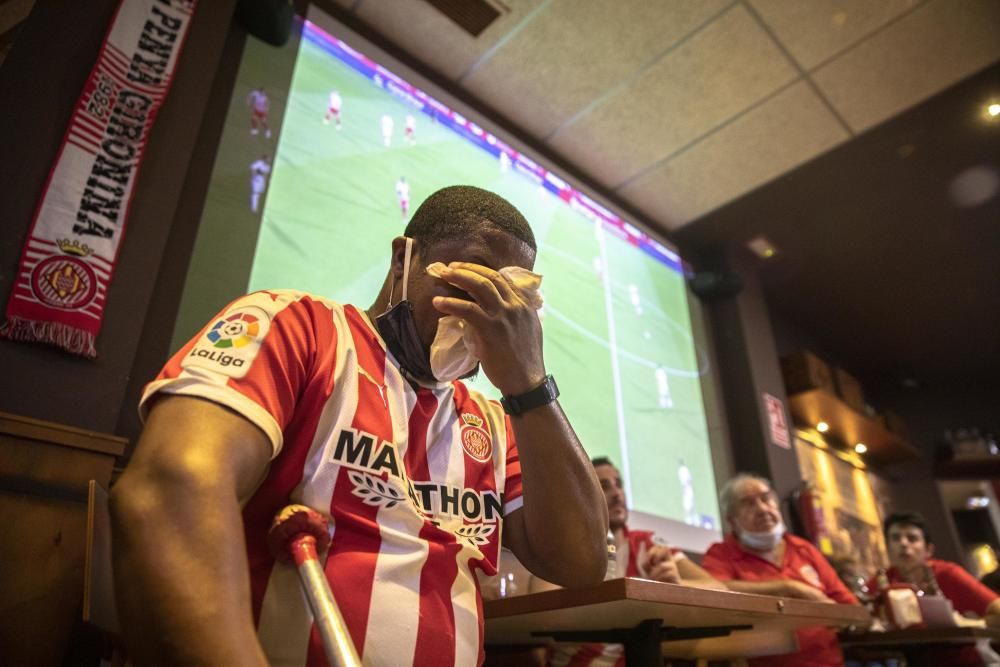 L'afició del Girona viu lluny de Montilivi la decepció.