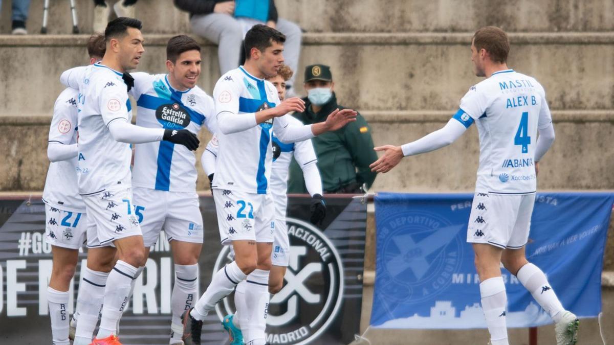 Los jugadores deportivistas celebran uno de los goles ante el DUX. |  // LOF