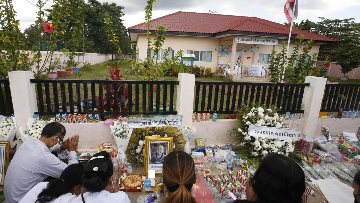 Imágenes de las ofrendas depositadas por los muertos en la matanza de Tailandia.