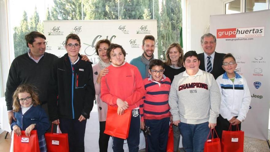 Francisco Vidal y María Luisa Fernández hacen entrega de las equipaciones a los alumnos.