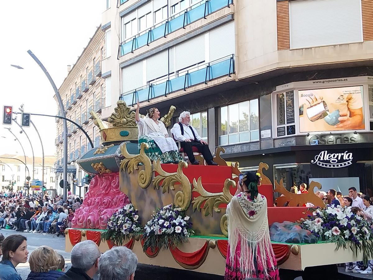El público recibe entre aplausos a los coprotagonistas del desfile: la Huertana del Año, encarnada este año por María Pina Agudo, periodista y presentadora de informativos, y el Perráneo del Año, el artista murciano Cristóbal Gabarrón Betegón.