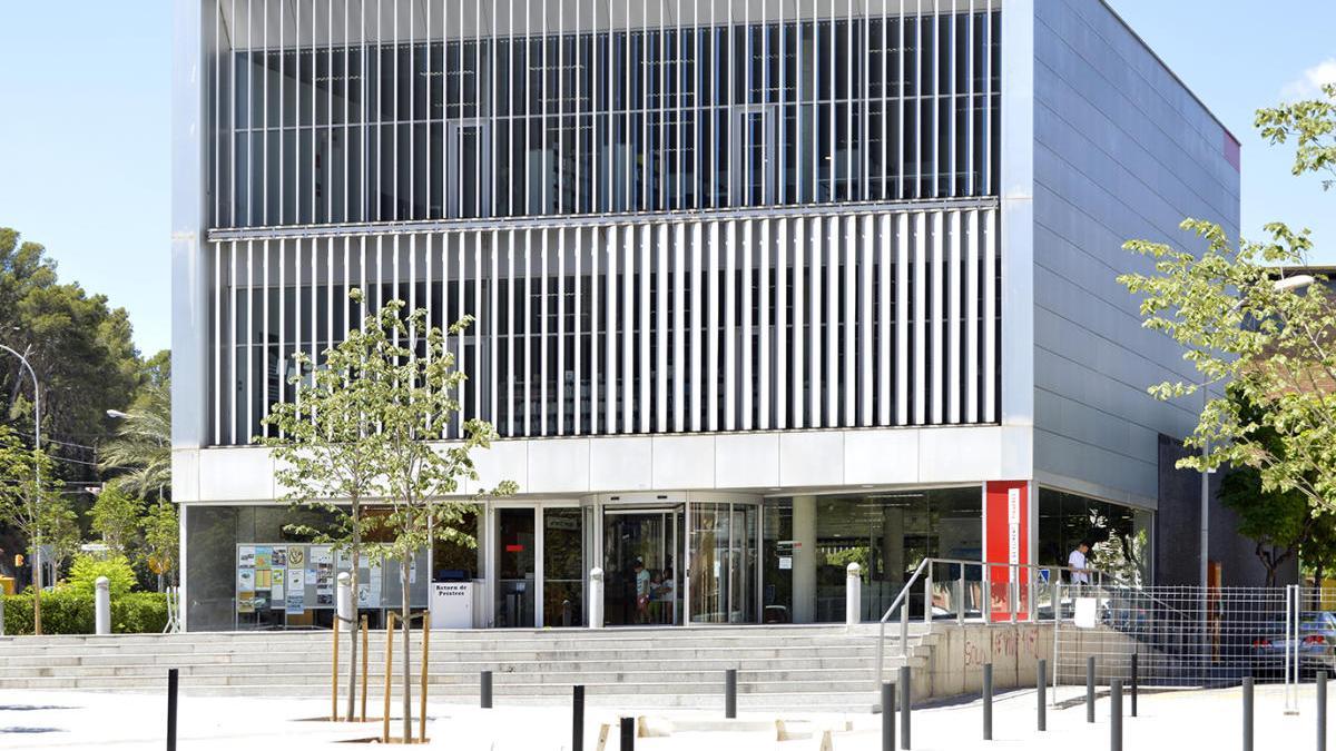 Façana de la Biblioteca Fages de Climent de Figueres.