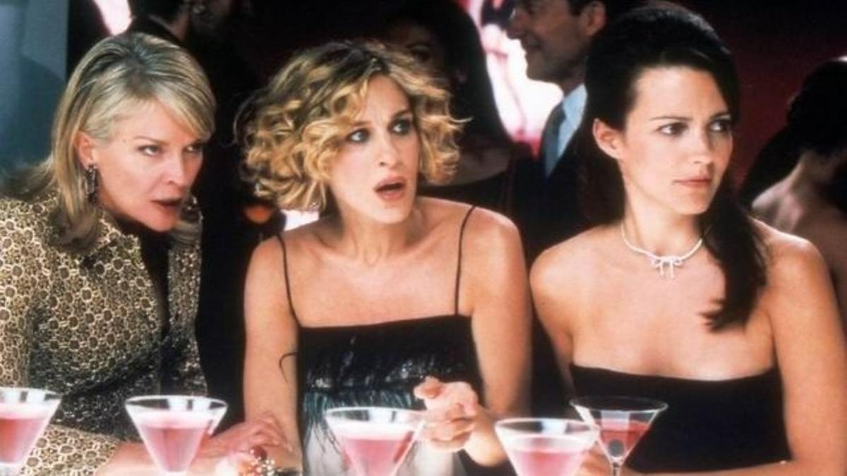 Carrie Bradshaw (Sarah Jessica Parker), Charlotte York (Kristin Davis) y Enid Frick (Candice Bergen), en una escena de 'Sexo en Nueva York'