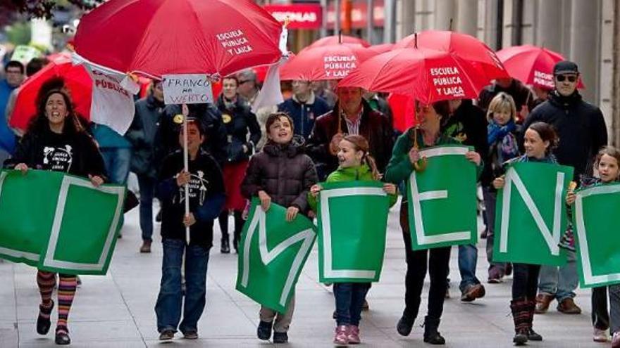 La cabeza de la manifestación de paraguas contra la ley «Wert». | charly lópez
