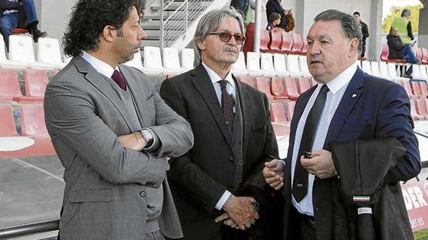 Monti Galmés, en el centro, con Iván Campo y el presidente del Huesca.