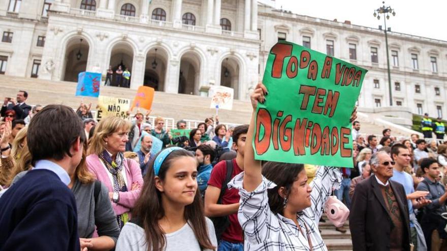 Varios ciudadanos se manifiestan en contra de la eutanasia.