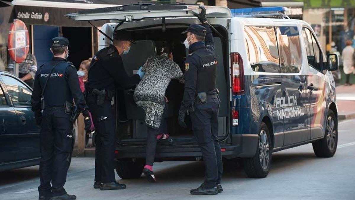 Una de las detenidas en A Coruña sube a un furgón policial para ser trasladada ante el juez.