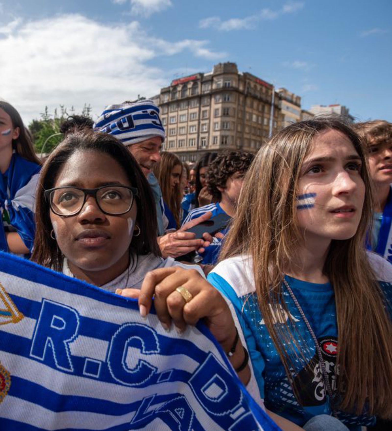 Aficionadas, ante la pantalla. |  // CASTELEIRO