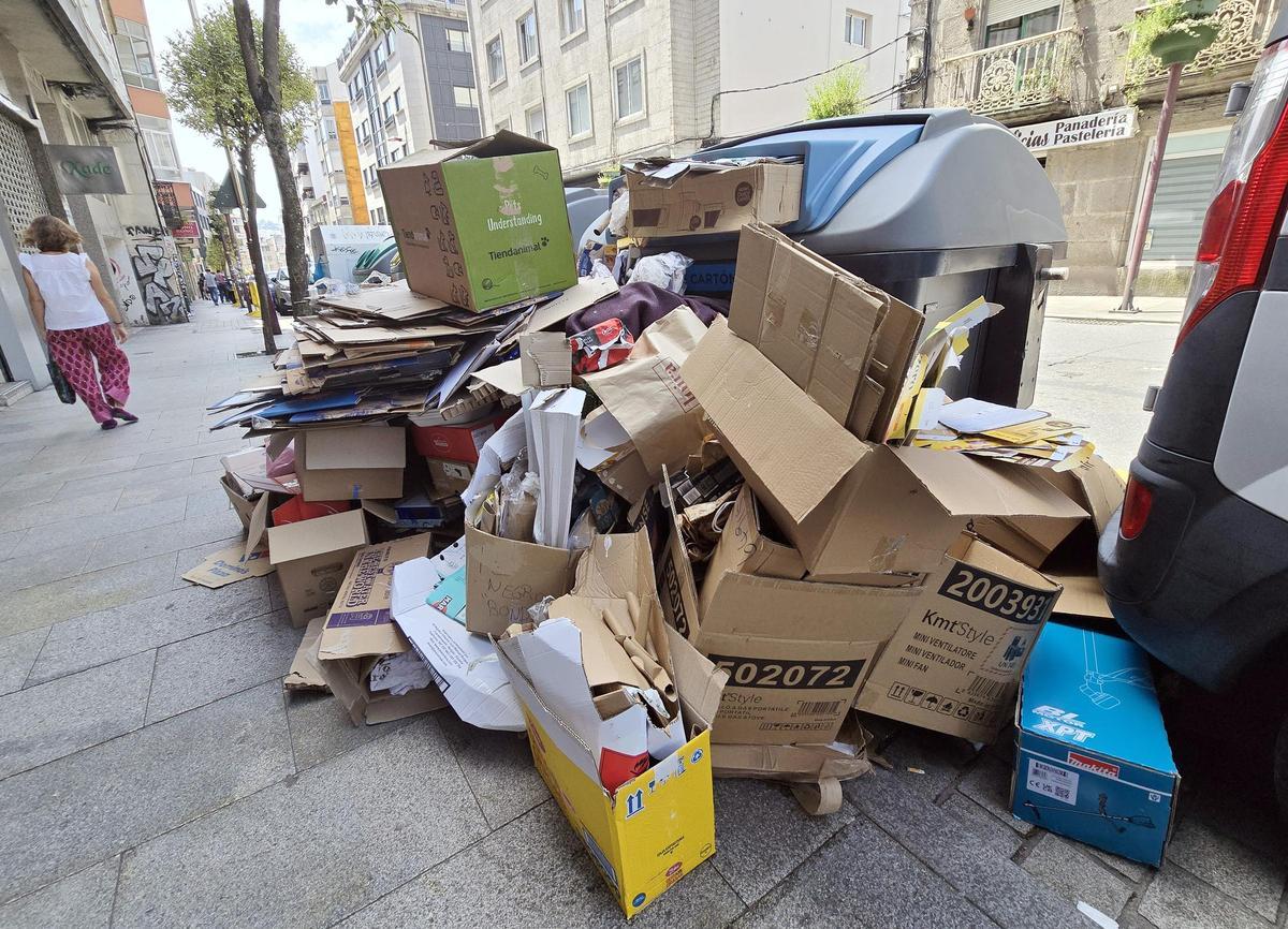 Las bolsas y desperdicios se acumulan en Vigo por la huelga de basura