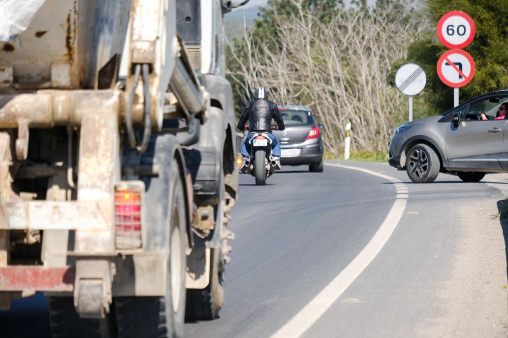 Caravana en la carretera de Santa Eulària