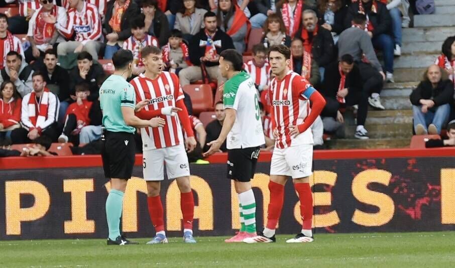 EN IMÁGENES: Ambientazo en el Sporting-Racing de Santander disputado en El Molinón