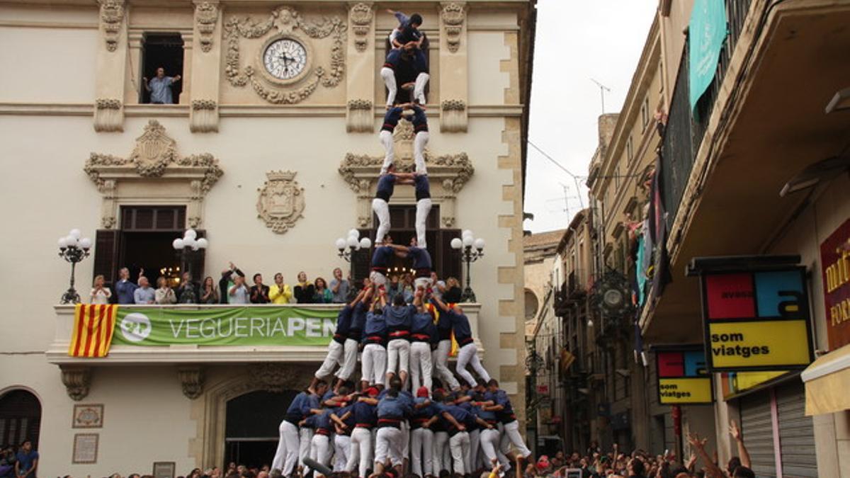 Los Capgrossos, en el momento de hacer la aleta de la torre de 9 con 'folre' y 'manilles'.